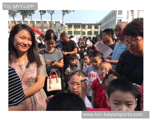 小时候的足球明星小卡成长记:从梦想起航到绿茵场上的辉煌之路 小时候的足球明星小卡成长记:从梦想起航到绿茵场上的辉煌之路